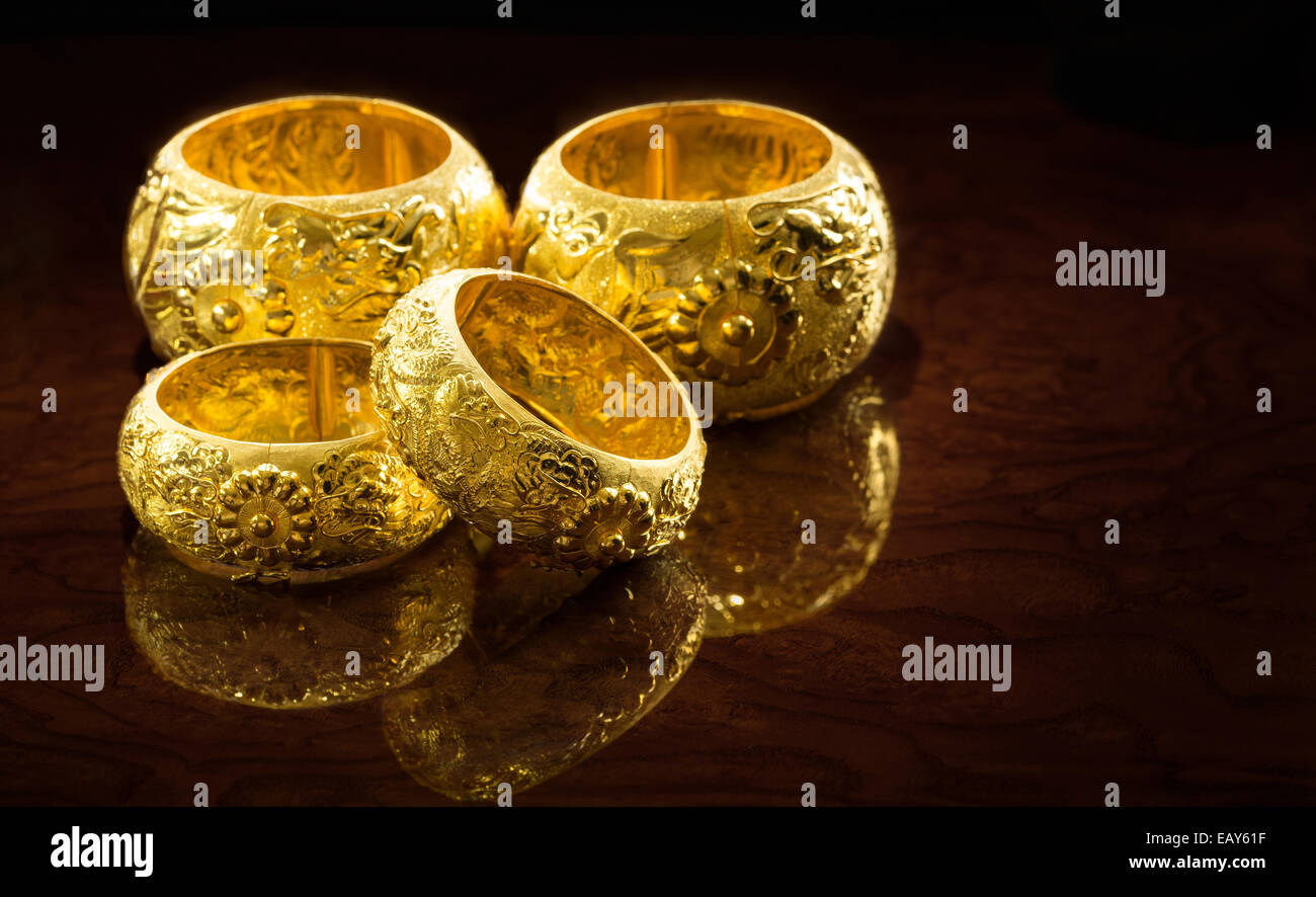 Eine Reihe von traditionellen gold Drache und Phoenix chinesische Hochzeit Armreifen Stockfoto