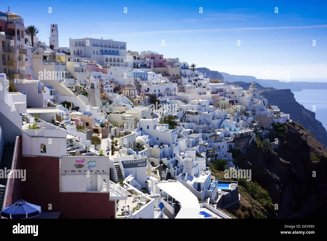 Weiße Haus am Kraterrand, Fira, Santorini, Griechenland Stockfoto