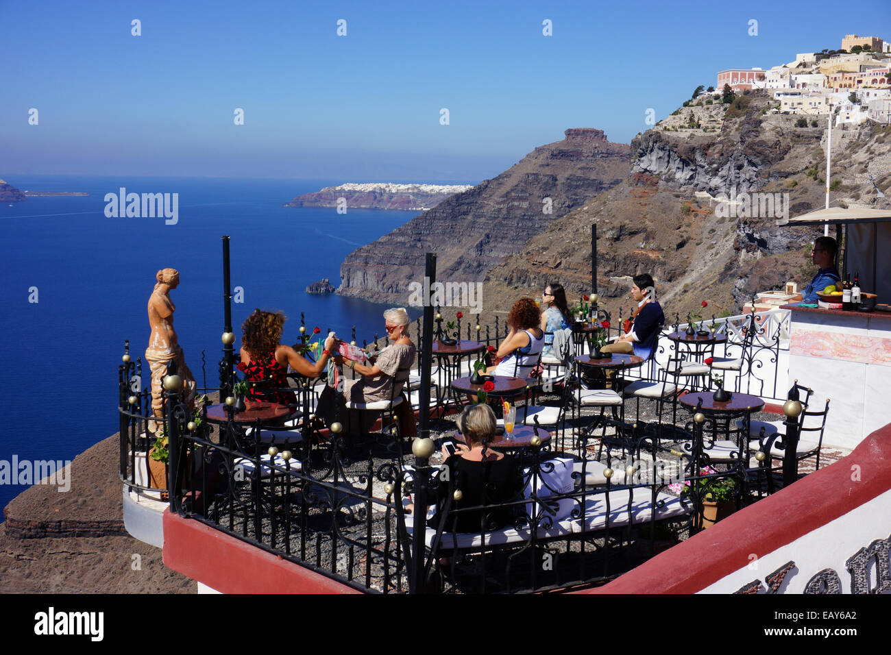 Bar Café im Freien auf der Dachterrasse, Fira, Santorini, Griechenland Stockfoto