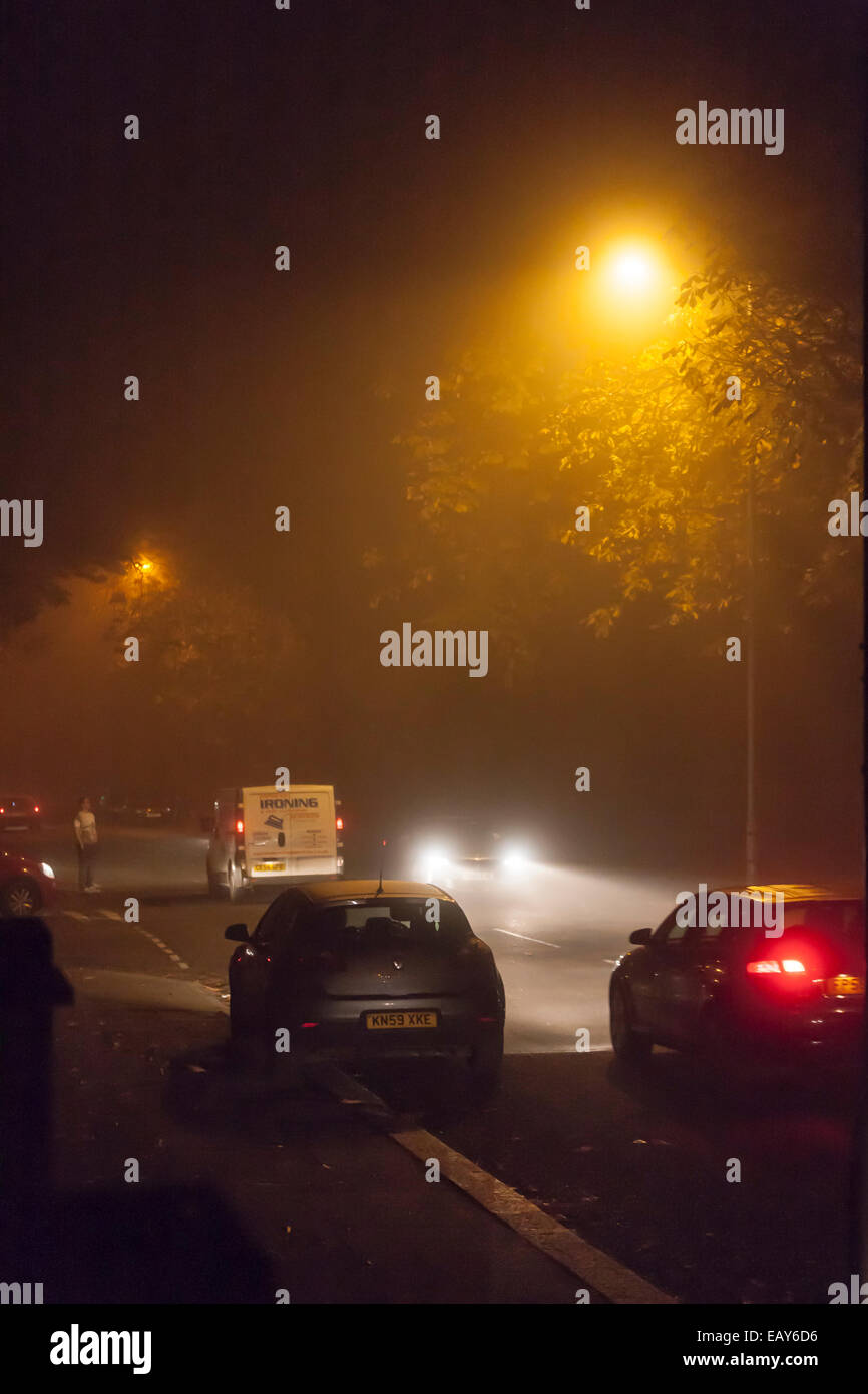 Am Abend Nebel Pendlerverkehr im Park Ave South Northampton zu stören. Stockfoto