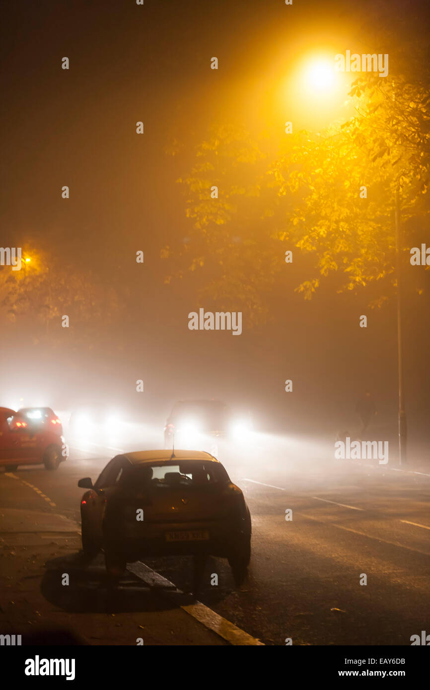 Am Abend Nebel Pendlerverkehr im Park Ave South Northampton zu stören. Stockfoto