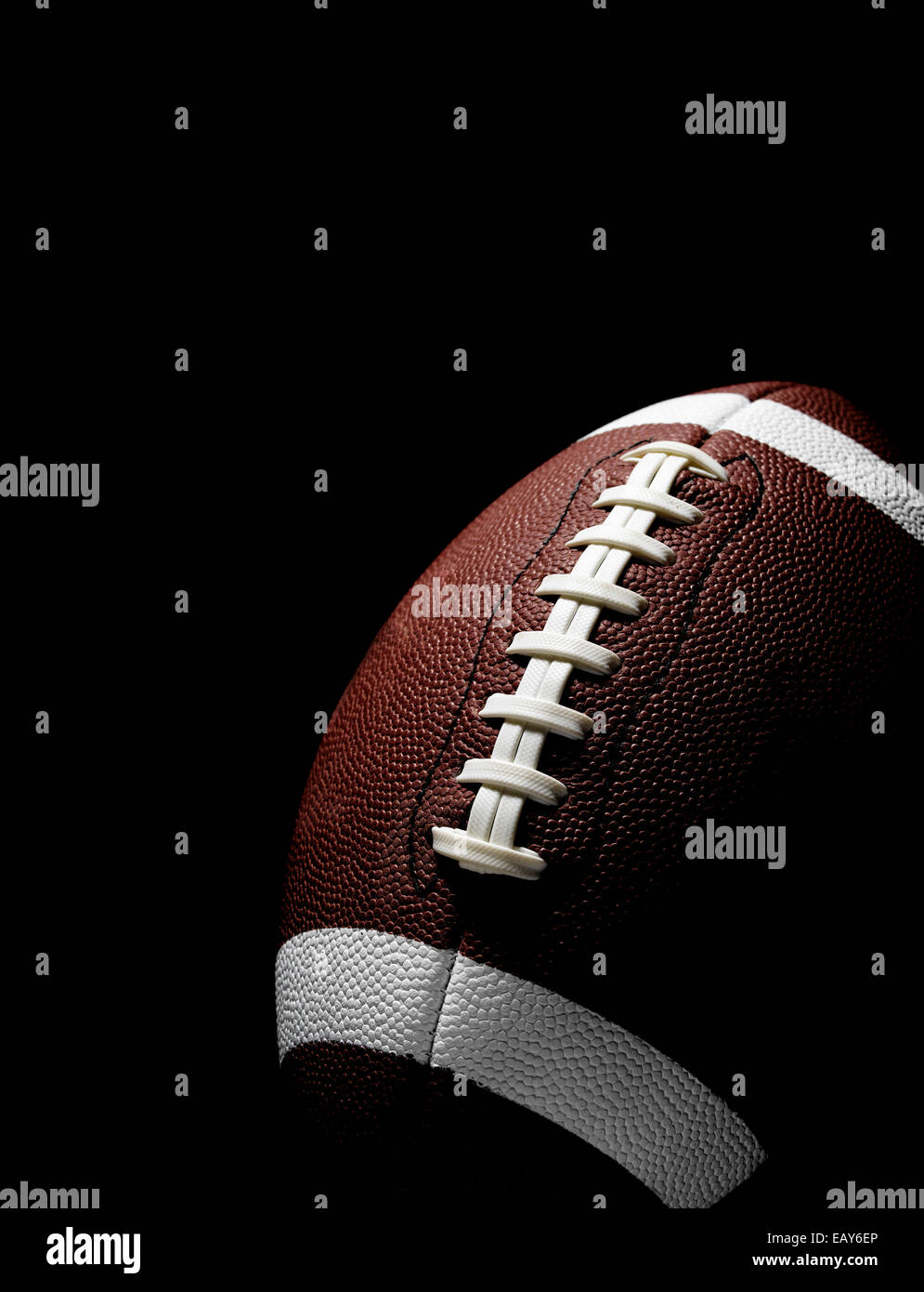 Fliegen Football auf schwarz Stockfoto