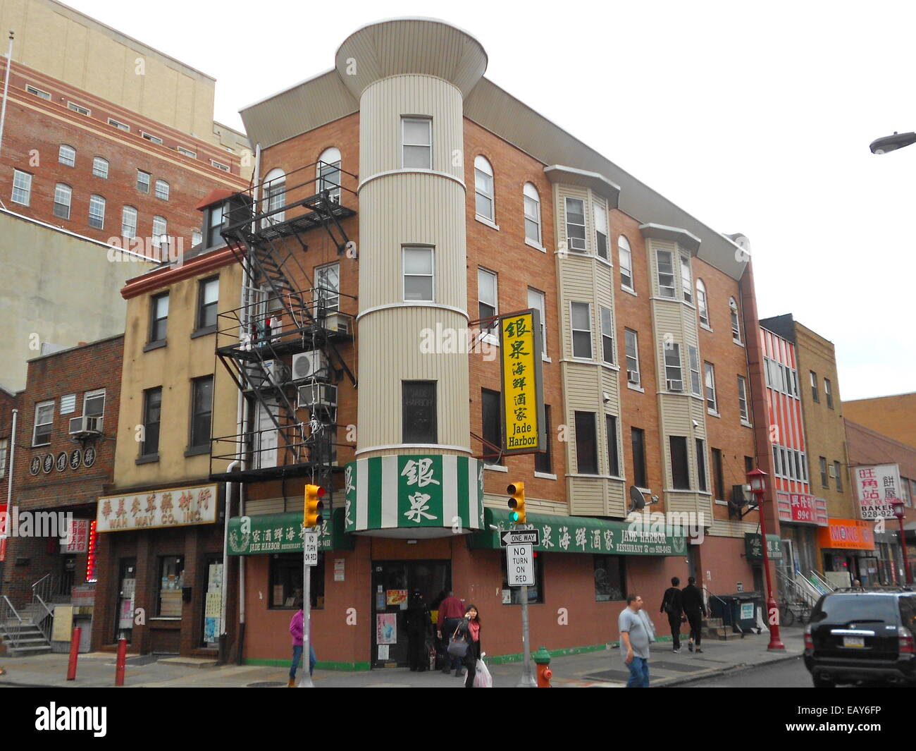 Das Gebäude an der 924 Race Street in Philadelphia ist Teil der architektonischen Landschaft der Stadt. Sein Design trägt zur lebhaften und vielfältigen urbanen Umgebung von Philadelphia bei. Stockfoto