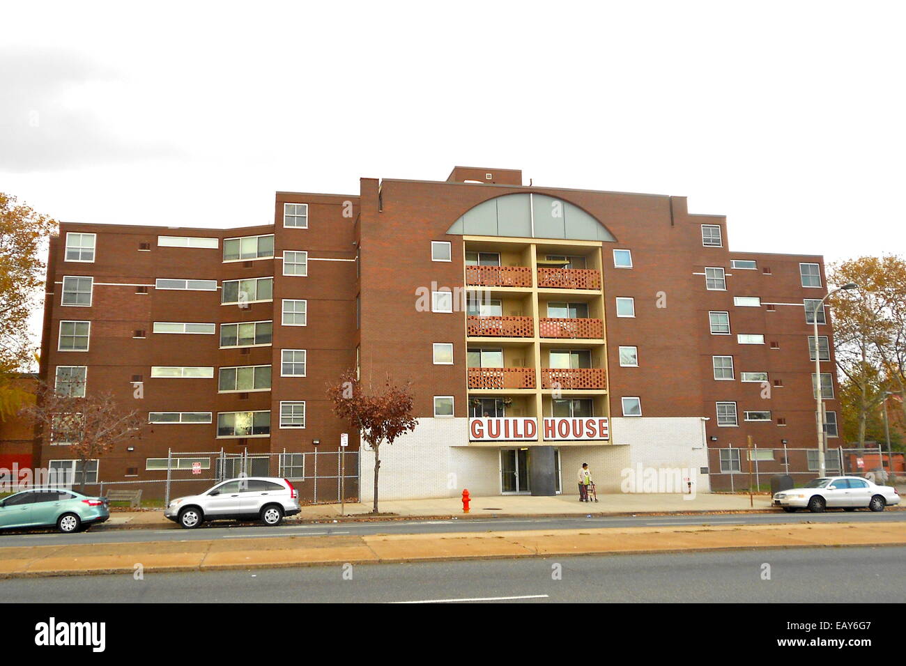 Das Guild House wurde 1963 von Robert Venturi entworfen und ist ein bemerkenswertes Beispiel moderner Architektur in Philadelphia. Es ist im Philadelphia Register of Historic Places gelistet und ist für sein unverwechselbares Design und seine Bedeutung in der Architekturgeschichte bekannt. Stockfoto