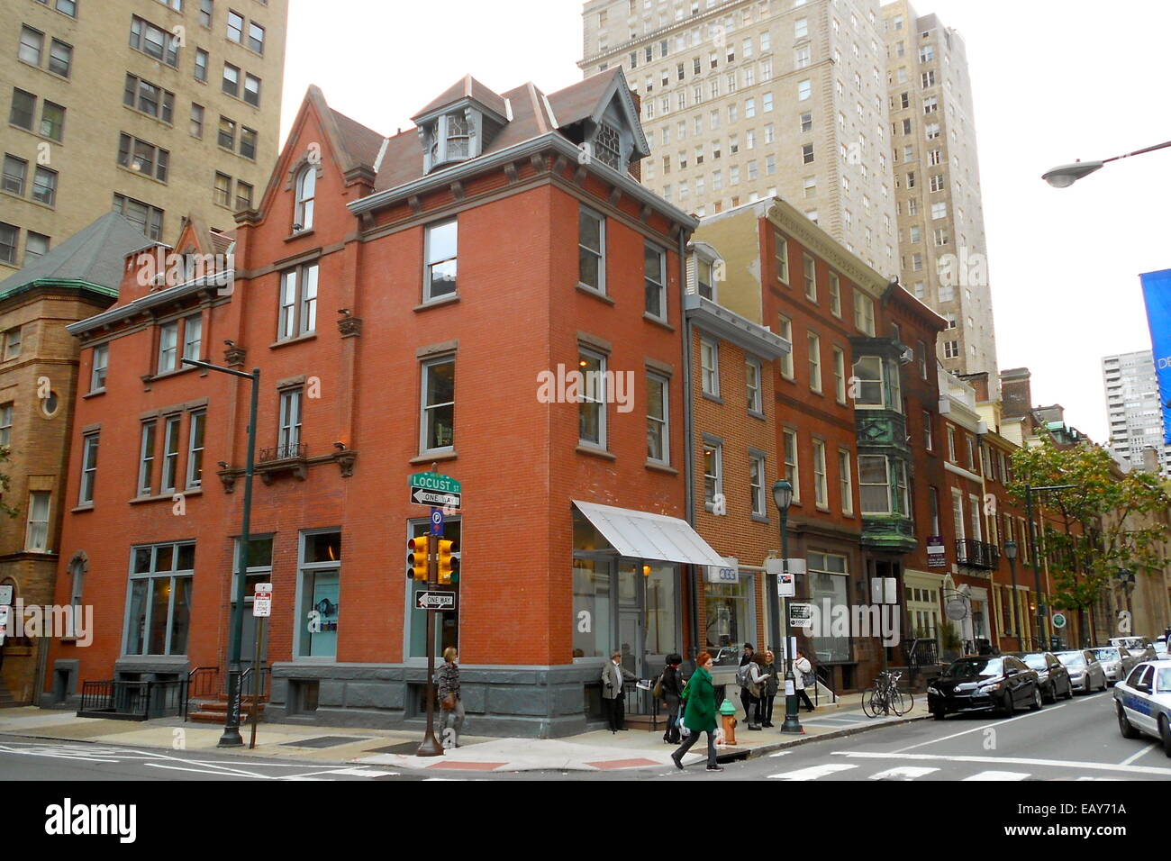 Die 1700 Locust Street in Philadelphia ist ein Wohn- und Geschäftsviertel, das sich durch seine historischen Gebäude und die Nähe zu wichtigen Sehenswürdigkeiten der Stadt auszeichnet. Es ist Teil der vielfältigen architektonischen Landschaft Philadelphias. Stockfoto