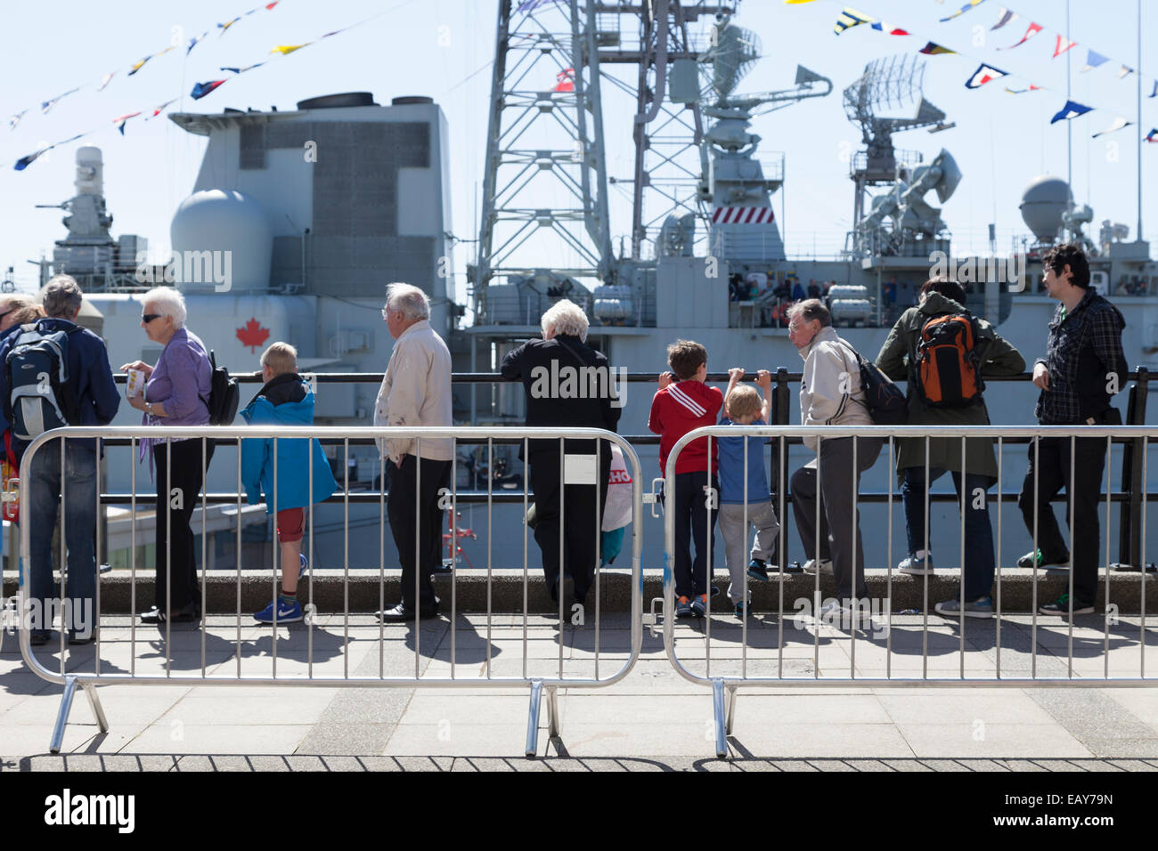 Menschen Schlange stehen, um Board kanadischen Zerstörer HMCS Iriquois in Liverpool zum 70. Jahrestag der Schlacht des Atlantiks. Stockfoto