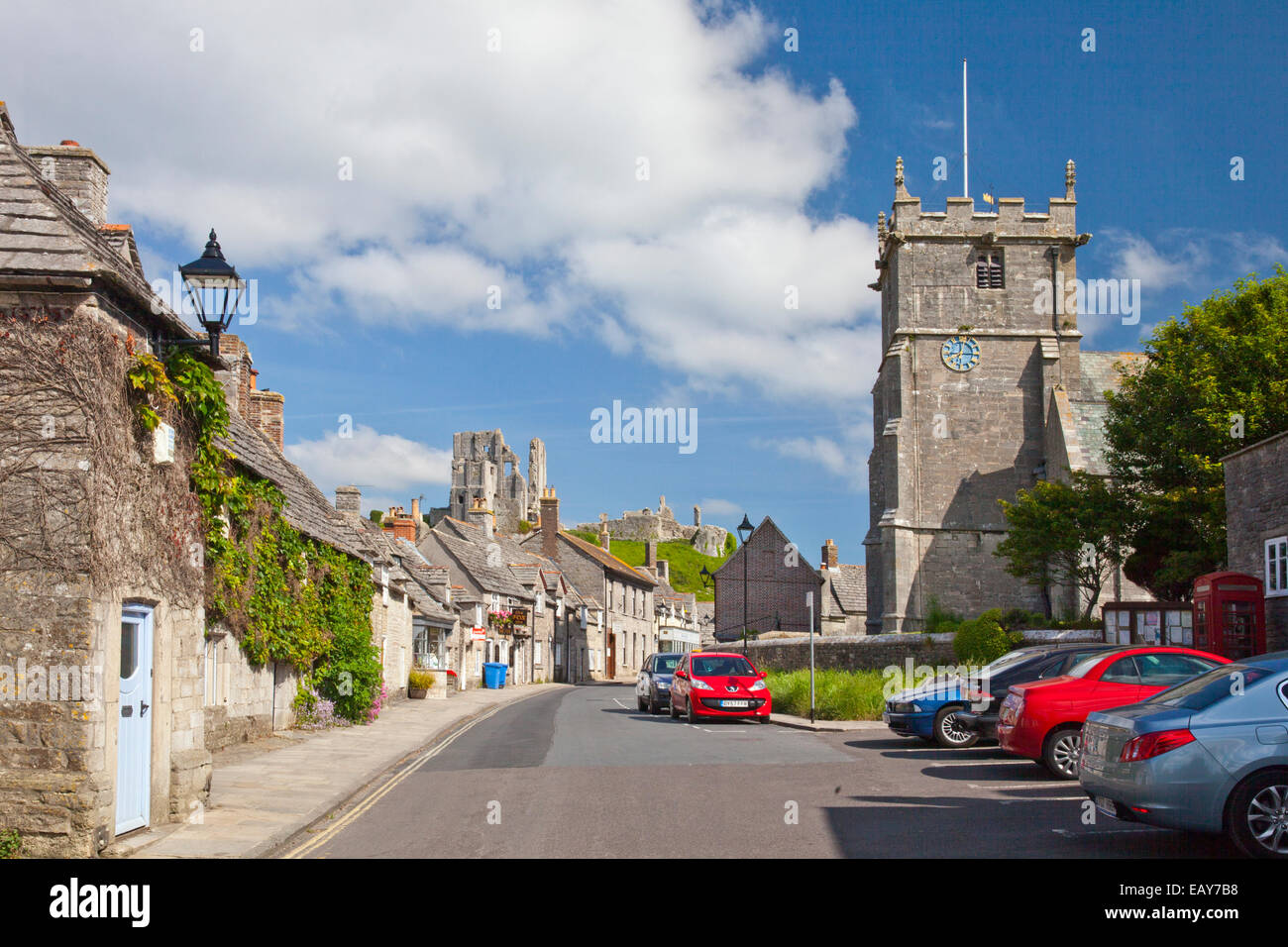 Traditionellen Steinhäusern und die Pfarrkirche in West Street Corfe Castle Dorset England UK Stockfoto