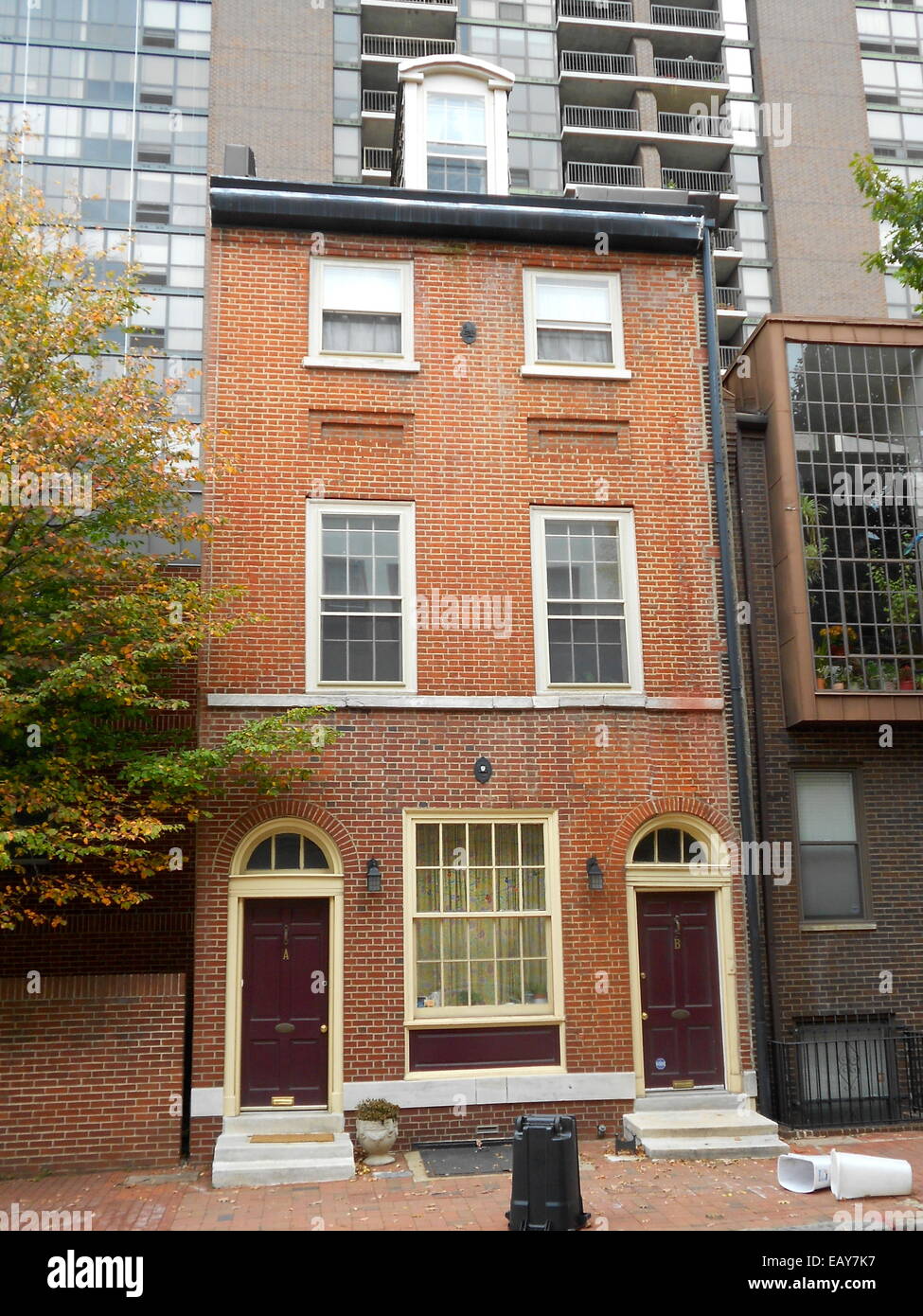 Die Fichtesstraße ist eine Hauptstraße in Philadelphia, die durch mehrere Viertel verläuft. Es ist bekannt für seine historische Bedeutung, Architektur und Nähe zu lokalen Sehenswürdigkeiten. Stockfoto