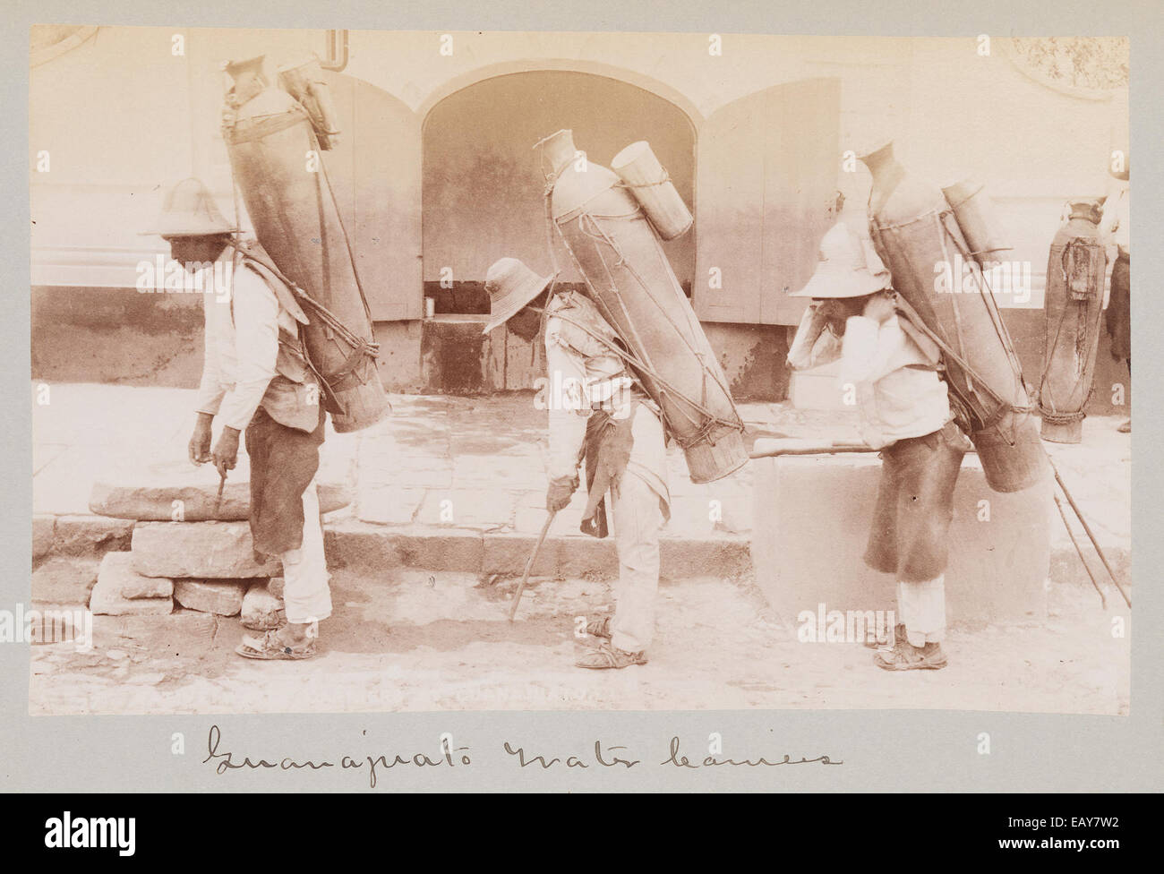 Die Wasserträger von Guanajuato, Mexiko, waren ein wichtiger Bestandteil des täglichen Lebens der Stadt. Sie transportierten Wasser von Brunnen zu den Häusern der Einheimischen, ein Dienst, der in einem Gebiet mit begrenztem Zugang zu Wasserquellen unverzichtbar ist. Ihre traditionelle Rolle wurde in verschiedenen Kunstformen dargestellt. Stockfoto
