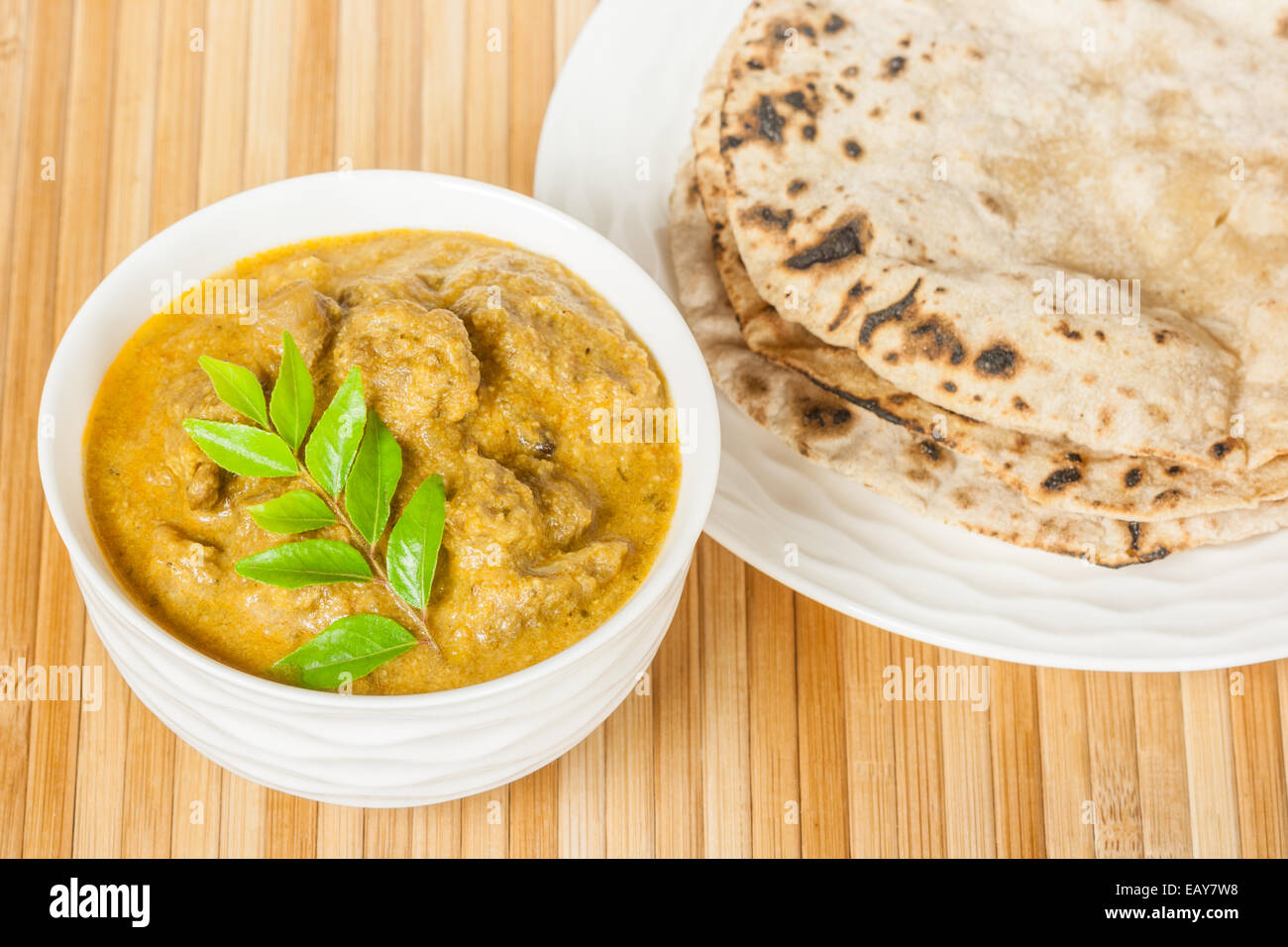 Detailansicht der köstlichen indischen Hammelfleisch Curry serviert mit flauschigen hausgemachte Chapati (indisches Brot). Stockfoto