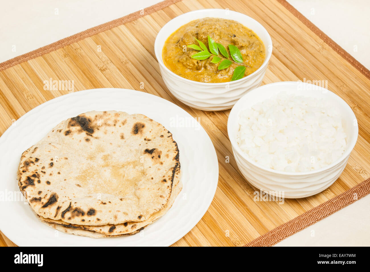 Detailansicht der köstlichen indischen Hammelfleisch curry Mahlzeit mit Reis und Chapati (indisches Brot). Stockfoto