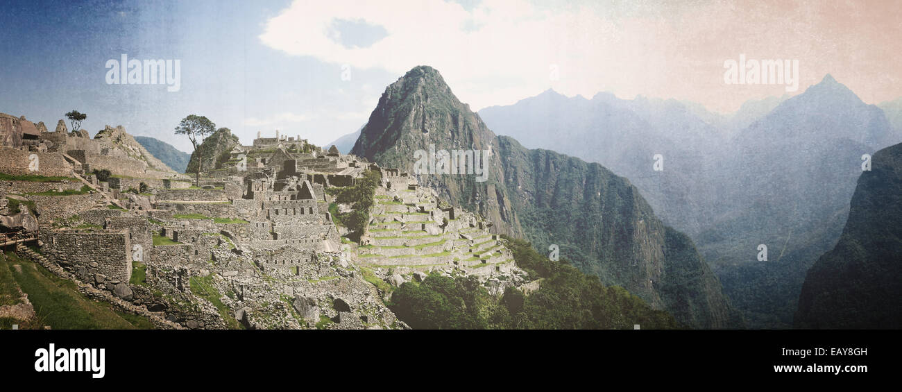 Panorama-Aufnahme von Machu Picchu, interpretiert als Vintage-Foto Stockfoto