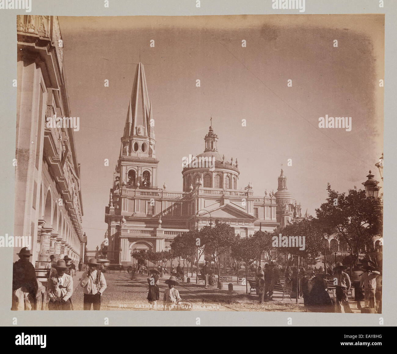 Die Kathedrale von Guadalajara in Guadalajara, Mexiko, ist ein bedeutendes historisches und architektonisches Wahrzeichen. Die Kathedrale mit ihrer Mischung aus barocken und gotischen Einflüssen dient als Zentrum für religiöse und kulturelle Aktivitäten. Es ist ein ikonisches Merkmal der Skyline der Stadt und eine wichtige Touristenattraktion mit seinen beeindruckenden Türmen und historischer Bedeutung. Stockfoto