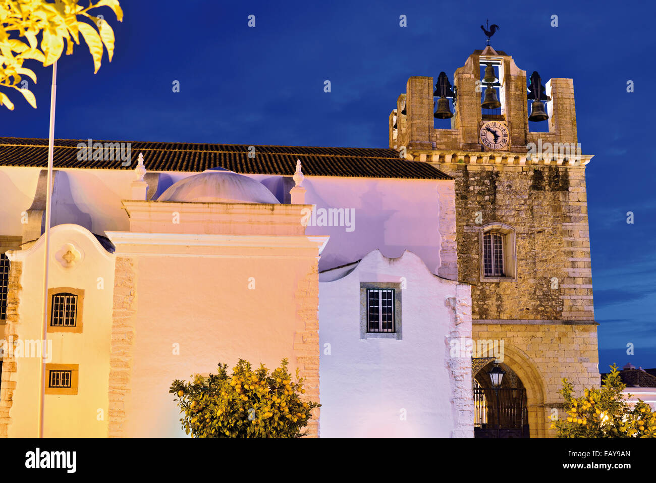 Portugal, Algarve: Mittelalterliche Kathedrale von Faro bei Nacht Stockfoto