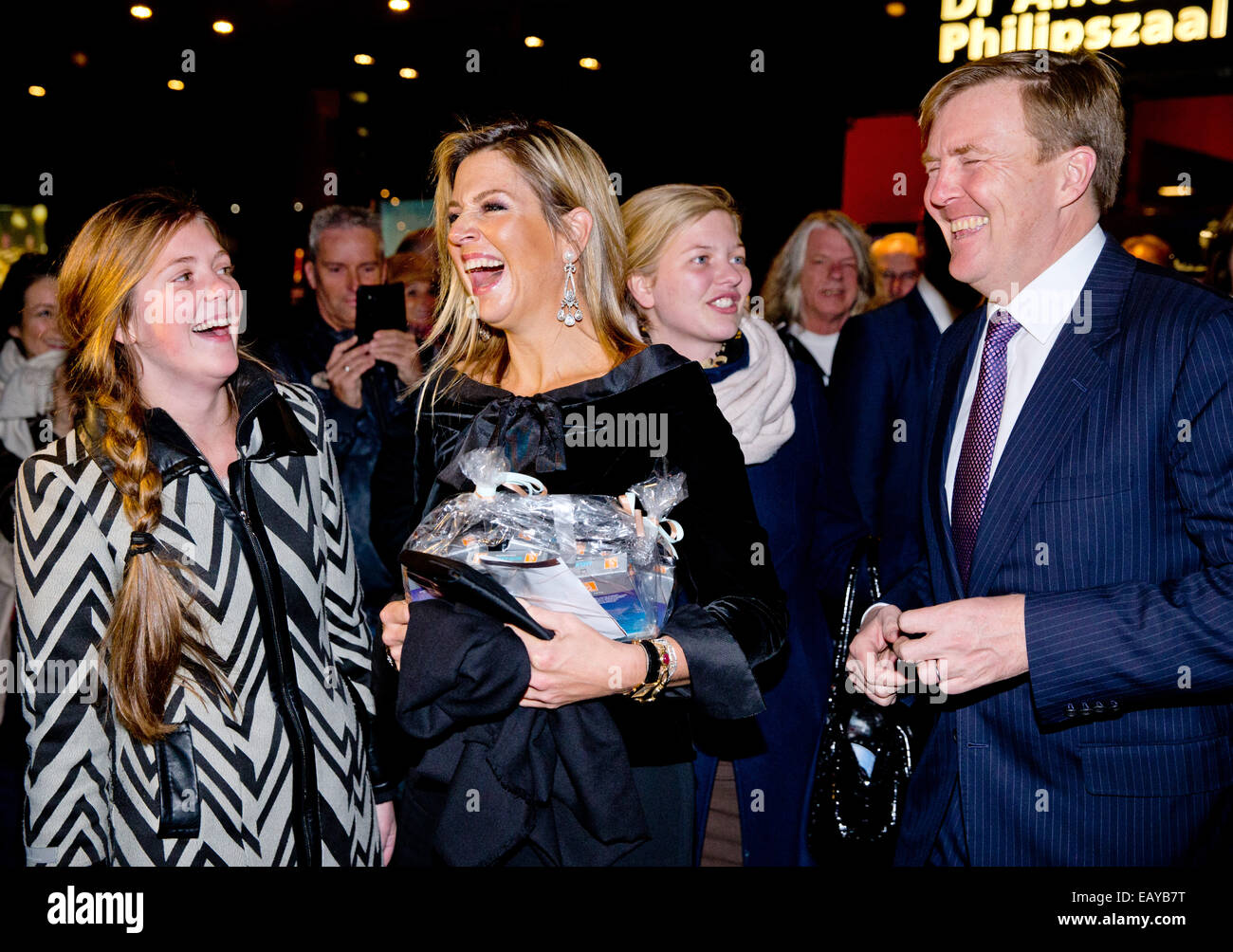 Den Haag, Niederlande. 21. November 2014. Den Haag, Niederlande. 21. November 2014. König Willem-Alexander und Königin Maxima der Niederlande, die Schokolade Buchstaben für ihre Töchter von Frans empfängt, besucht das Jubiläumskonzert des Residentie Ochestra in Dr. Anton Philipszaal in den Haag, Niederlande, 21. November 2014. Das Residentie Orchestra feiert seinen 110. Jubiläum. Foto: Patrick van Katwijk - NO-Draht-SERVICE-/ Dpa/Alamy Live News Bildnachweis: Dpa picture-Alliance/Alamy Live News Stockfoto
