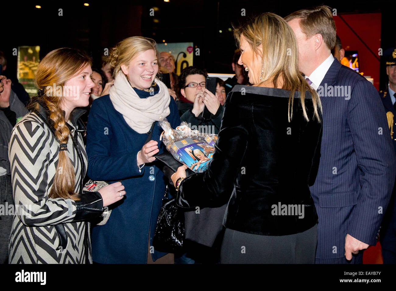 Den Haag, Niederlande. 21. November 2014. Den Haag, Niederlande. 21. November 2014. König Willem-Alexander und Königin Maxima der Niederlande, die Schokolade Buchstaben für ihre Töchter von Frans empfängt, besucht das Jubiläumskonzert des Residentie Ochestra in Dr. Anton Philipszaal in den Haag, Niederlande, 21. November 2014. Das Residentie Orchestra feiert seinen 110. Jubiläum. Foto: Patrick van Katwijk - NO-Draht-SERVICE-/ Dpa/Alamy Live News Bildnachweis: Dpa picture-Alliance/Alamy Live News Stockfoto