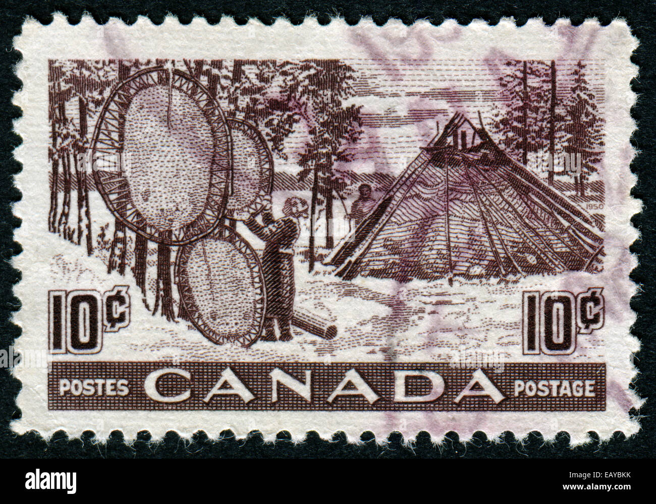 Kanada - um 1950: Briefmarke gedruckt von Kanada, zeigt Indianer trocknen Skins auf Bahren, um 1950 Stockfoto
