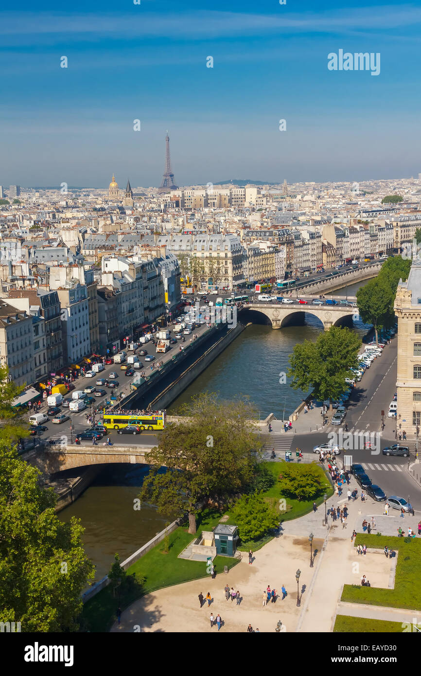 Ansicht von Paris, Petit Pont, Pont Saint-Michel und Tour Eiffel aus Kathedrale Notre-Dame Stockfoto