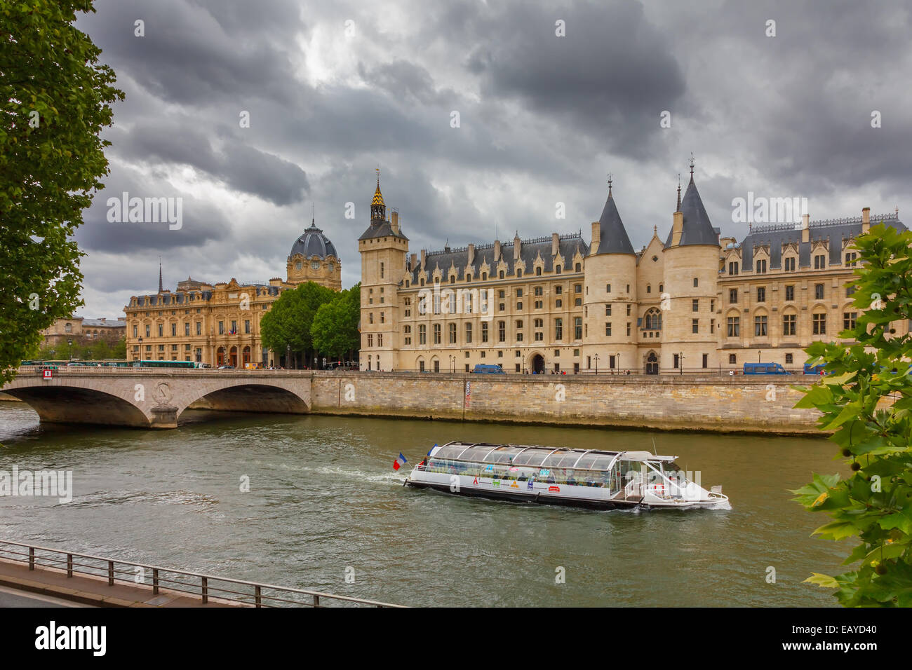 Pont au Umstellung Seineufer, Palais de Justice und die Conciergerie in Paris, Frankreich Stockfoto
