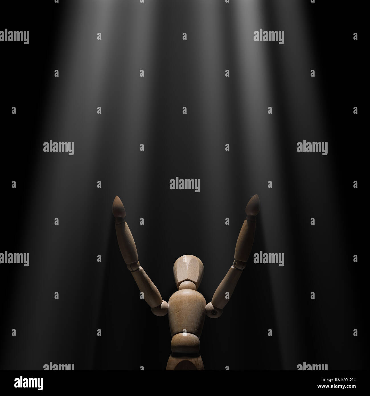 Hölzerne Puppe hob die Hände ans Licht Stockfoto