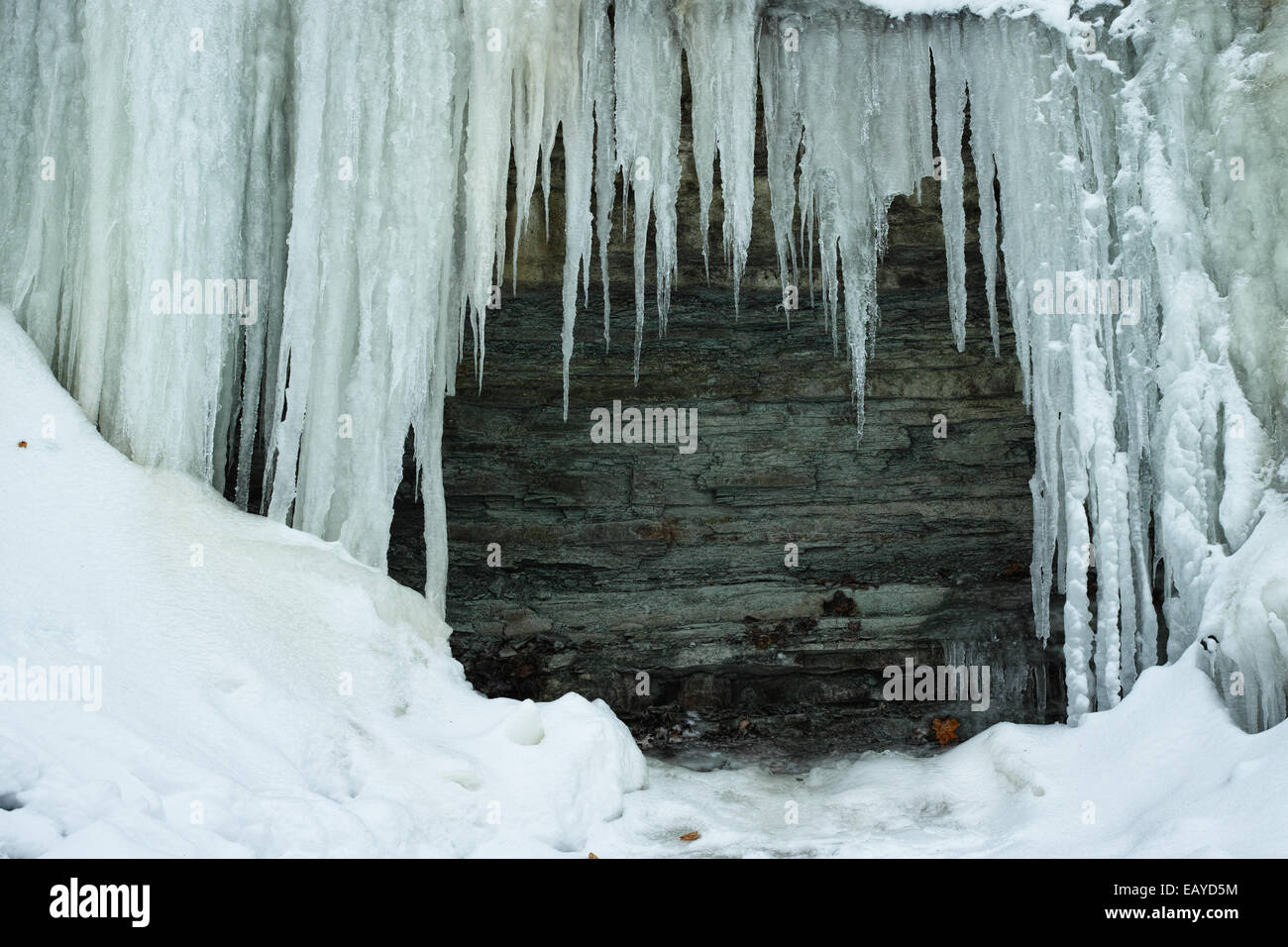 Schöne Eiszapfen Form mit einem Sedimentgestein zurückfallen. Stockfoto