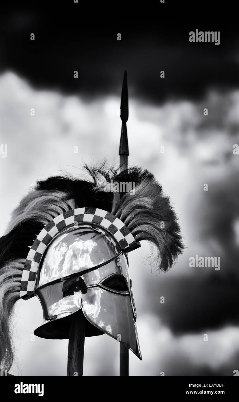 Hoplit. Reenactment. Antike griechische Soldaten Helm an den Militärischen Odyssey zeigen, Detling, Kent, England. Schwarzweiß Stockfoto