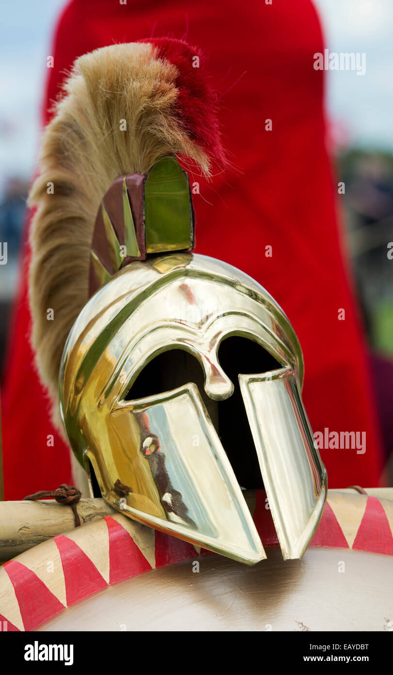 Hoplit. Reenactment. Antike griechische Soldaten Helm an den Militärischen Odyssey zeigen, Detling, Kent, England Stockfoto