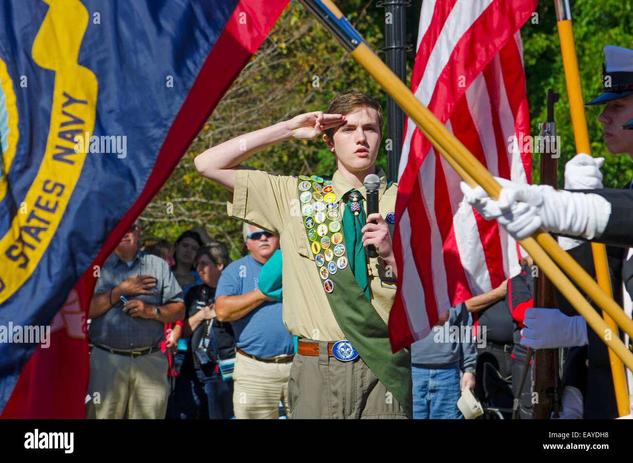 Ein Eagle Scout liefert die Pledge of Allegiance, als ein Farben-Schutz der amerikanischen, Navy und Marine Fahnen präsentiert Stockfoto