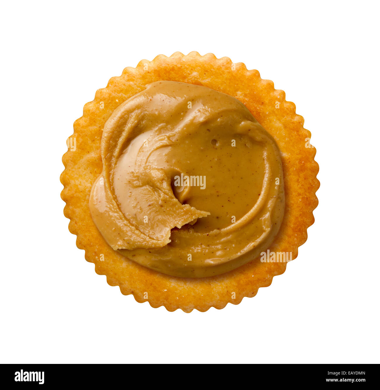 Erdnussbutter auf Runde Cracker isoliert auf weiss mit einem Beschneidungspfad. Stockfoto