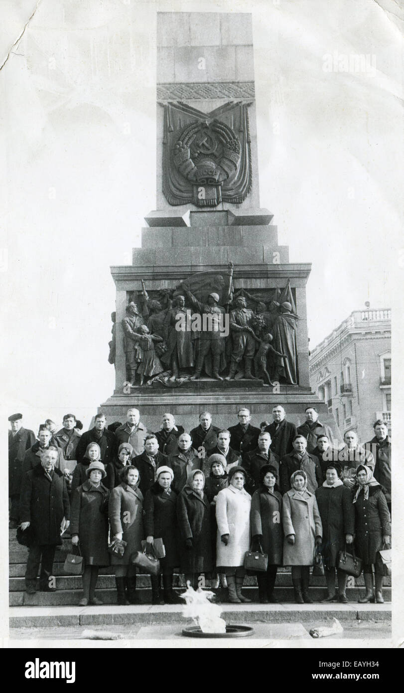 UdSSR - CIRCA 1974: Ein antikes Foto zeigt Gruppenbild von Touristen in der Nähe die ewige Flamme auf dem Hintergrund des Denkmals Stockfoto