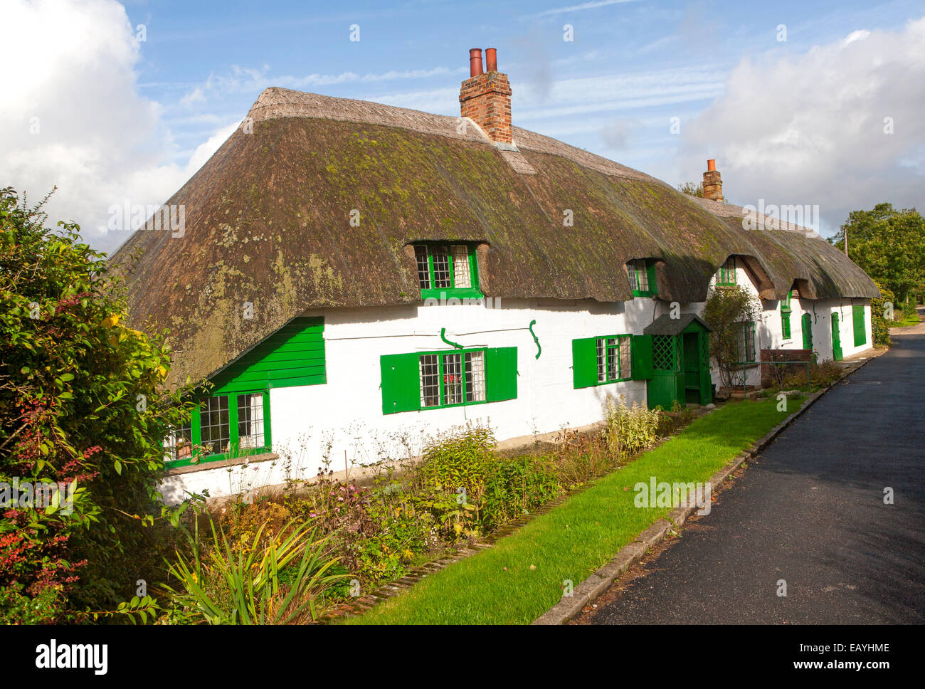 Historischen attraktive strohgedeckten Hütten in großes Bedwyn, Wiltshire, England, UK Stockfoto