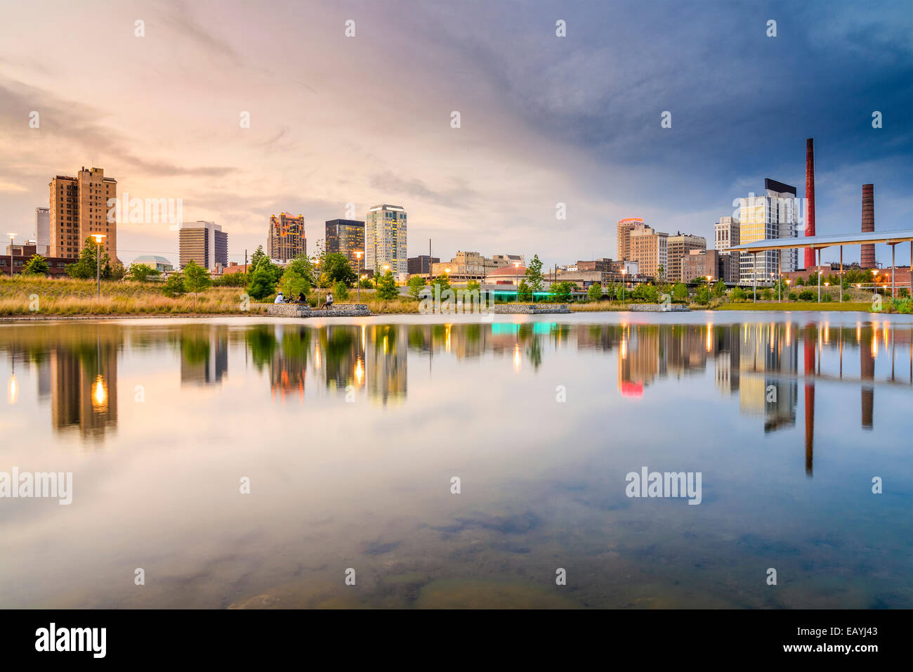 Birmingham, Alabama, USA Skyline bei Railroad Park. Stockfoto