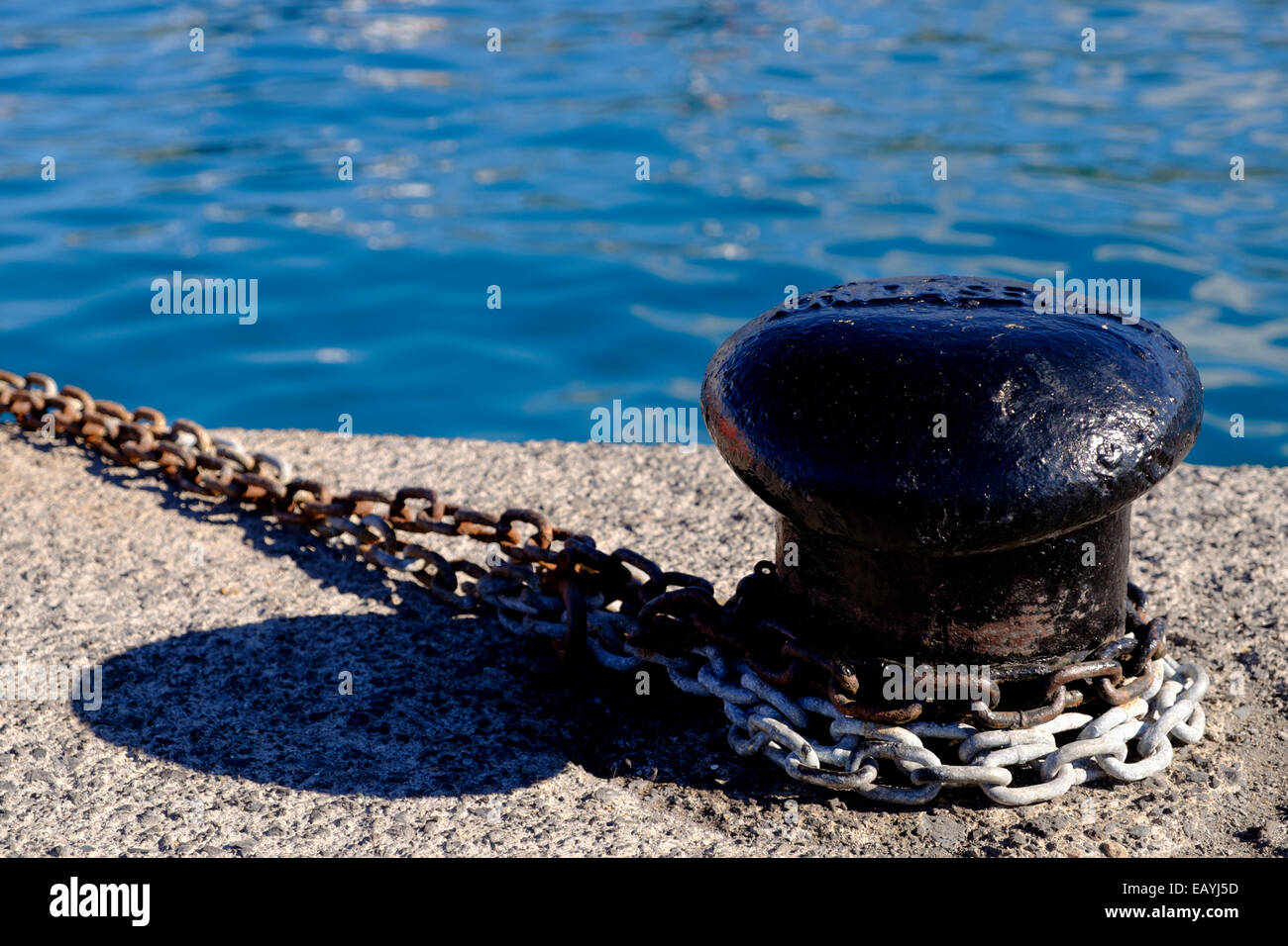 Poller und Kette am Kai festmachen. Stockfoto