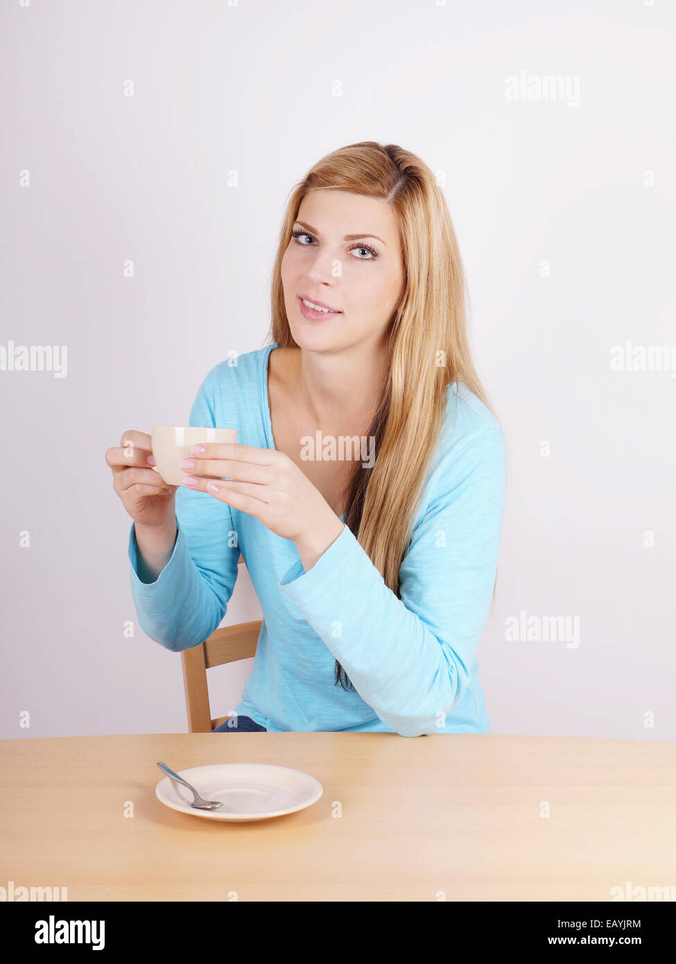 junge Frau trinkt Kaffee Stockfoto