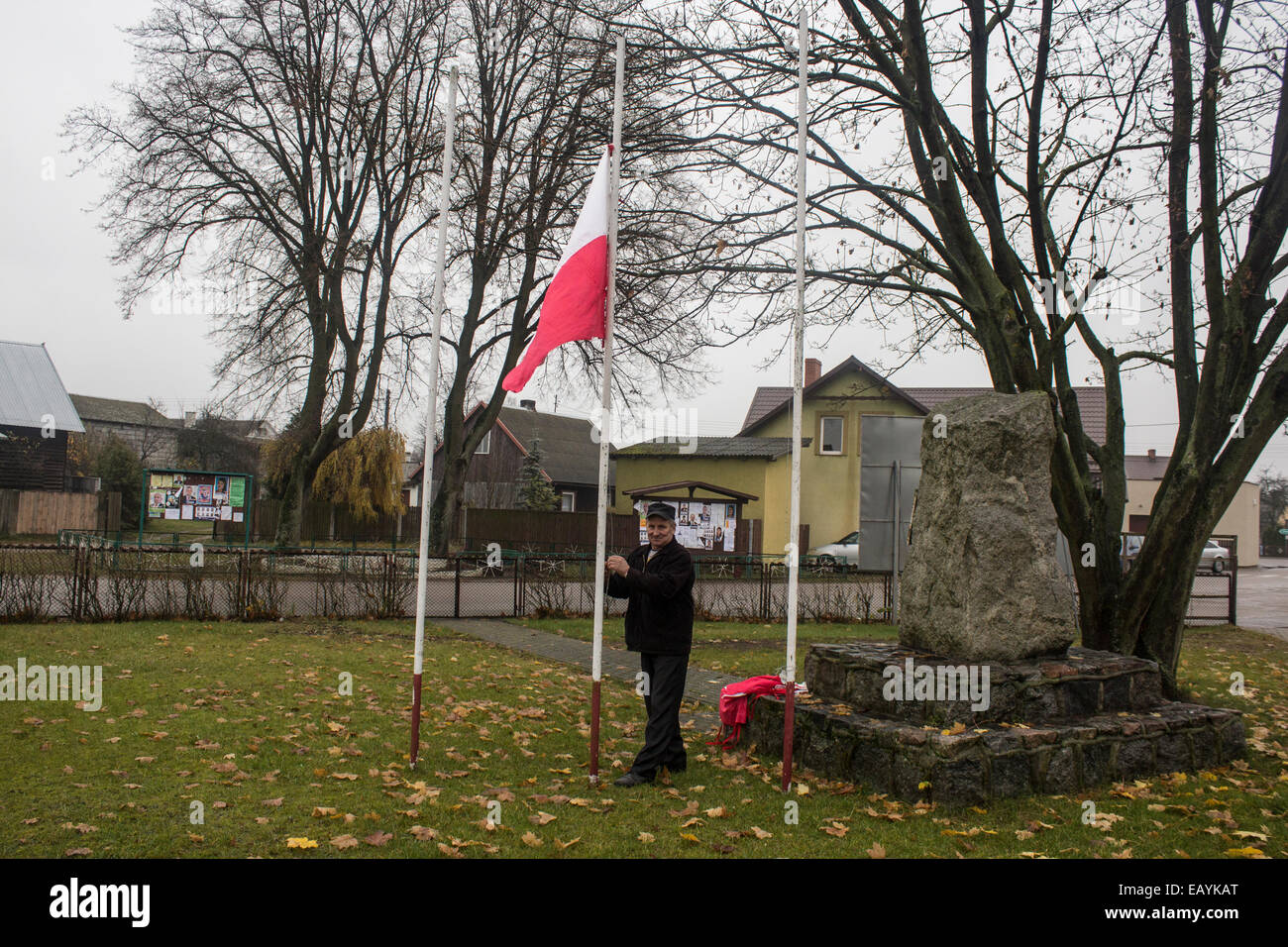 Mann, die Installation einer polnischen Nationalflagge vor nationalen Wahlen in Polen Stockfoto