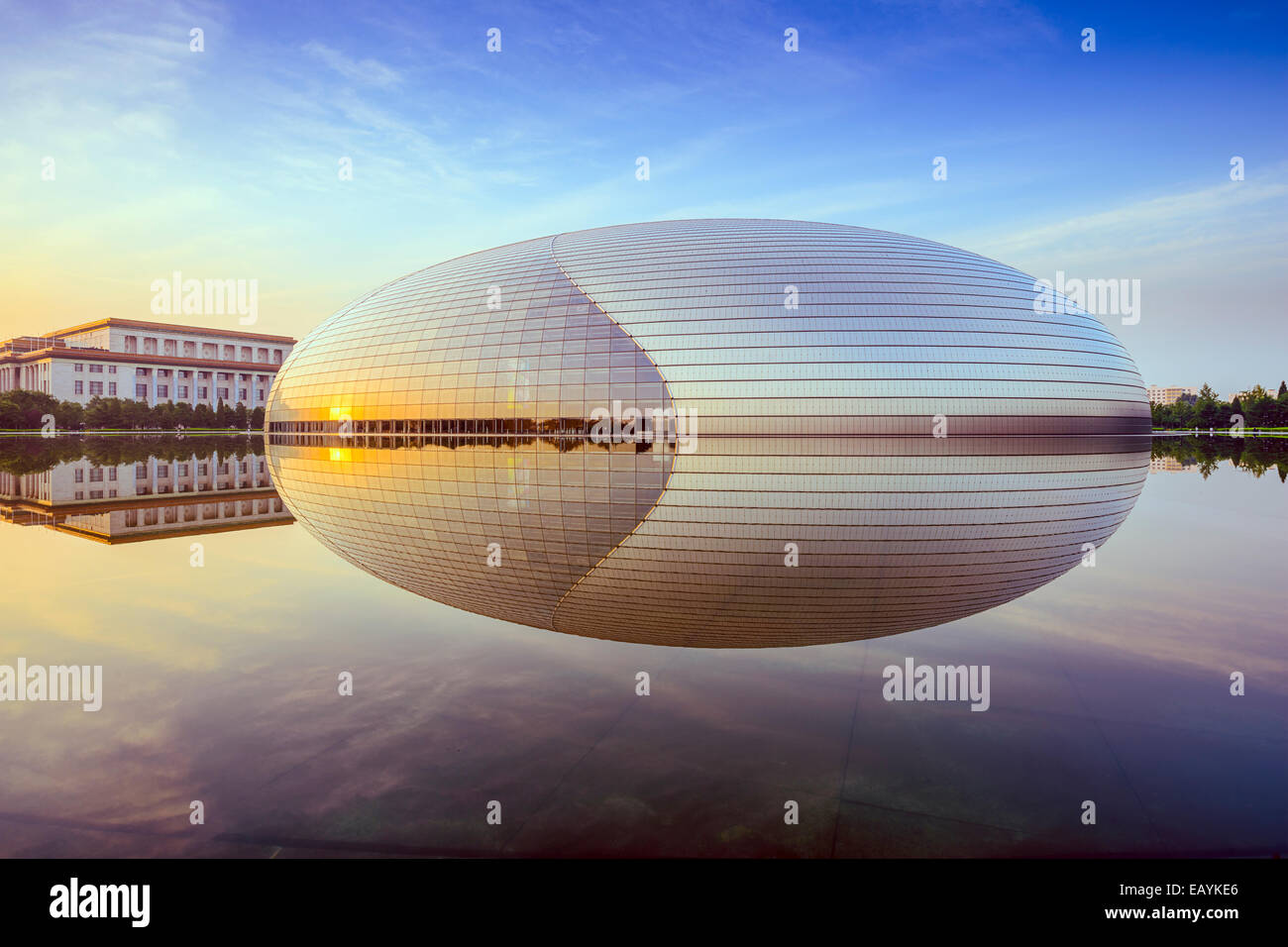 National Centre for the Performing Arts. Das futuristische Design führte zu Kontroversen als das Theater im Jahr 2007 fertiggestellt wurde. Stockfoto