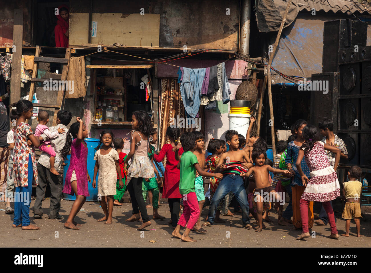 Indische Kinder tanzen auf einer Party in Mumbai, Indien Stockfoto