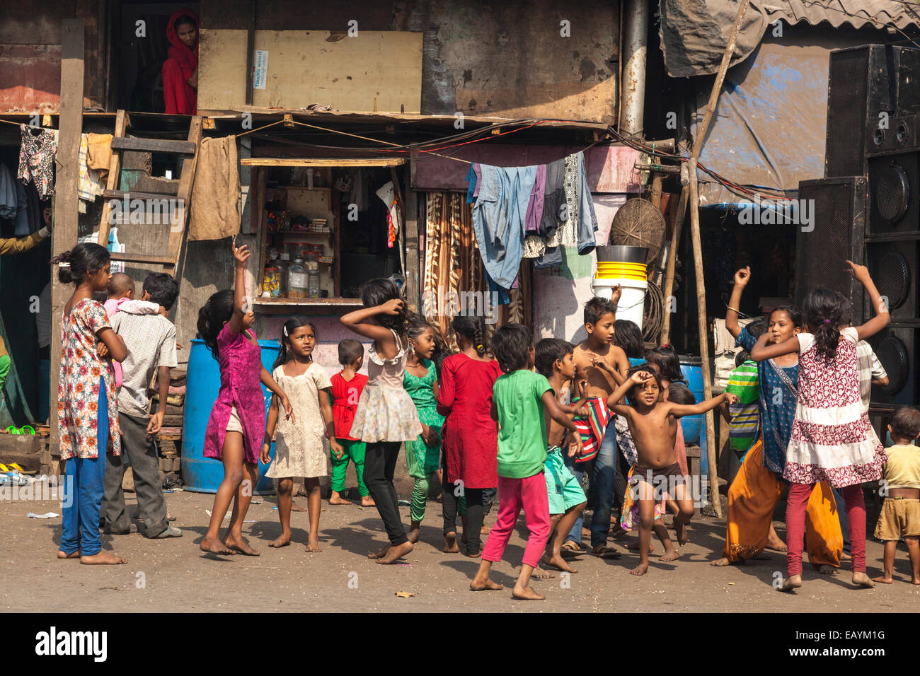 Indische Kinder tanzen auf einer Party in Mumbai, Indien Stockfoto