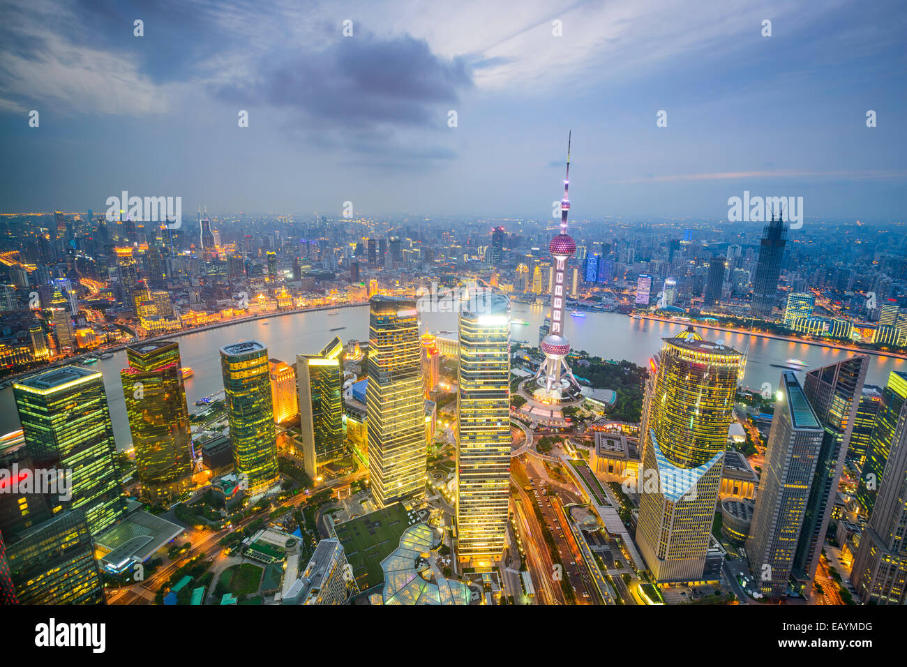 Shanghai, China Stadt Skyline von Pudong Financial District oben gesehen. Stockfoto
