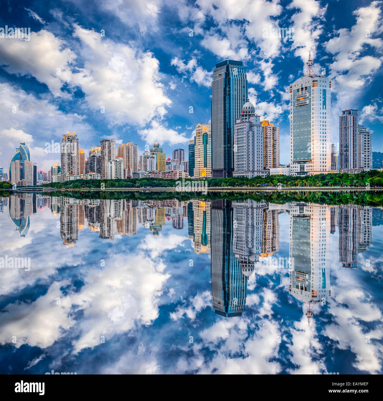 Xiamen, China Skyline am Yundang See. Stockfoto