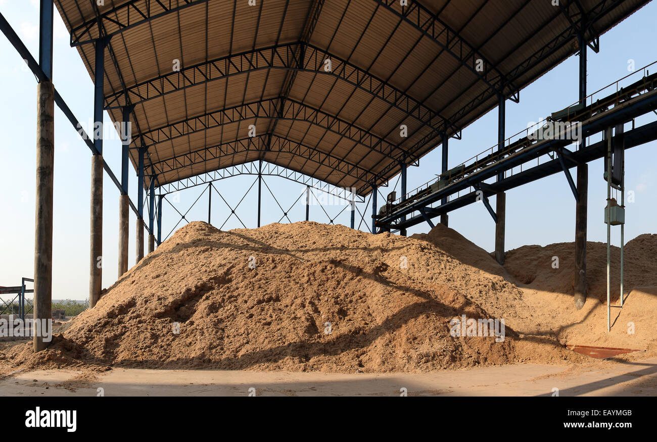 Vorrat von Bagasse, ein Zuckerrohr nach Produkt, in einer Zuckerfabrik Stockfoto