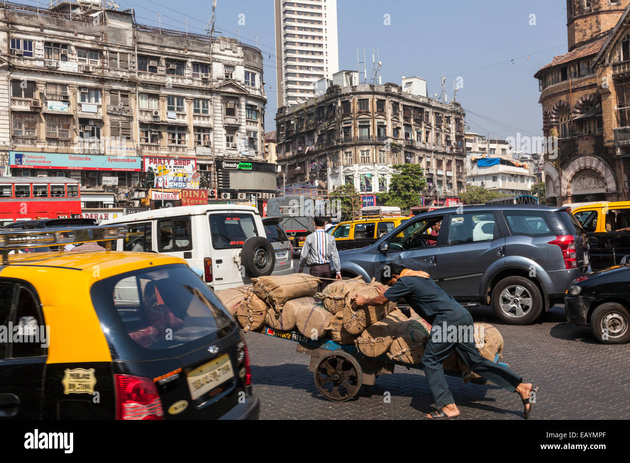 Verkehr an einer Kreuzung von Mumbai, Indien Stockfoto