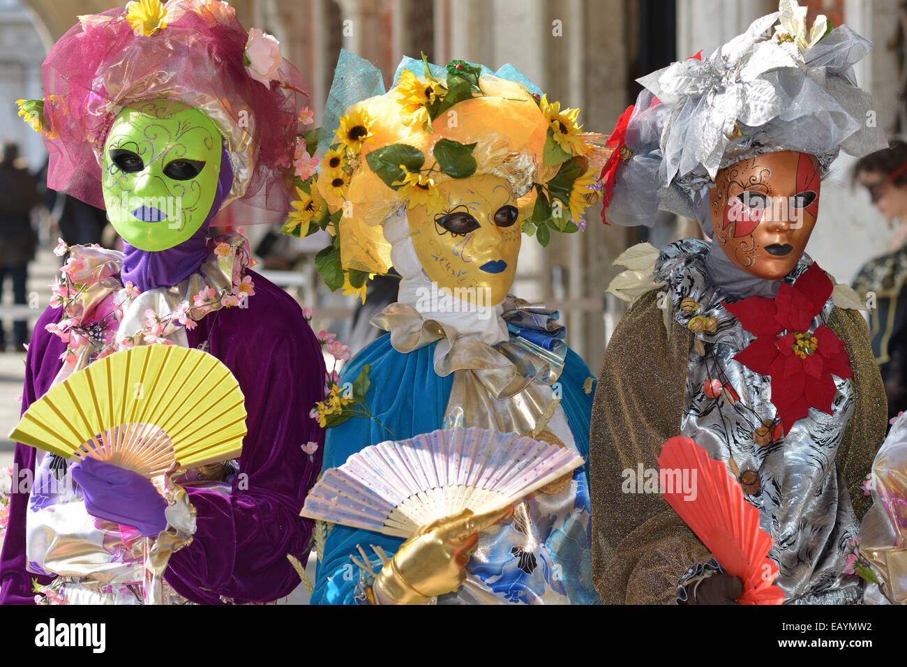 Drei Frauen mit Maskerade und bunte Kostüme, Karneval Venedig Stockfoto