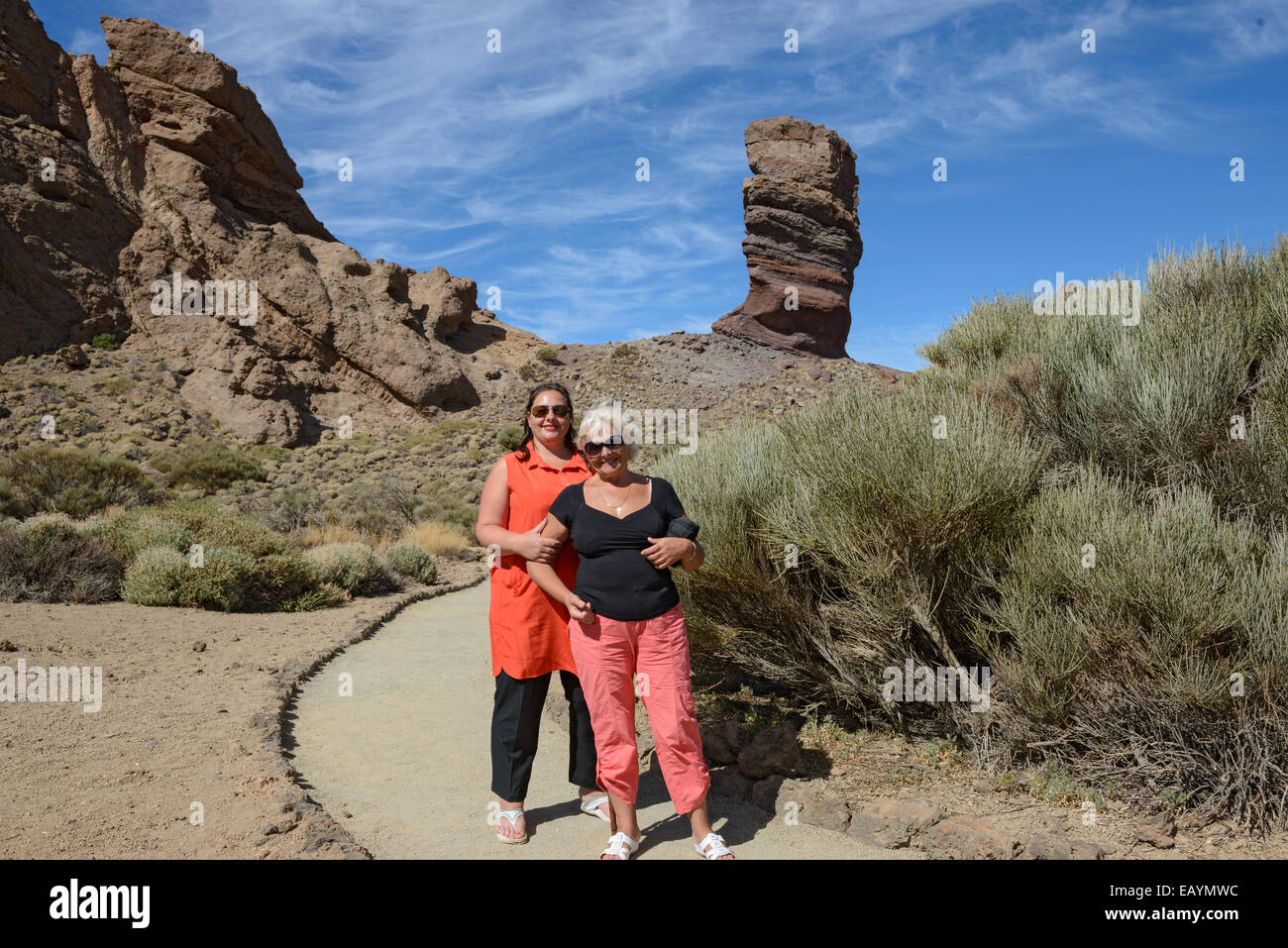 In voller Länge Portrait von Mutter und Tochter auf den Teide-Nationalpark Hintergrund mit endemischen Besen und eines Garcia Felsen. Stockfoto