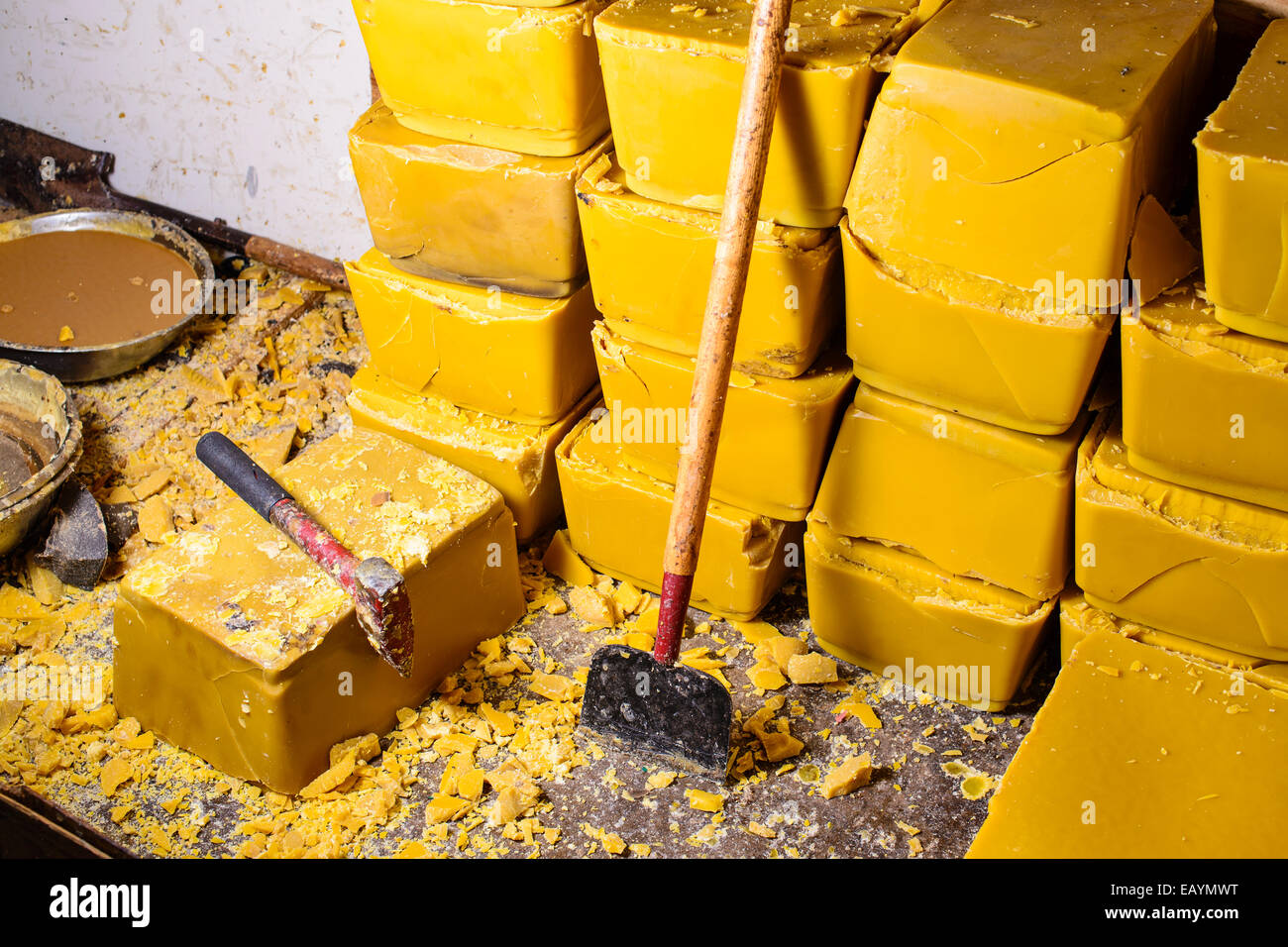 Blöcke von Bienenwachs für Kerzen. Stockfoto