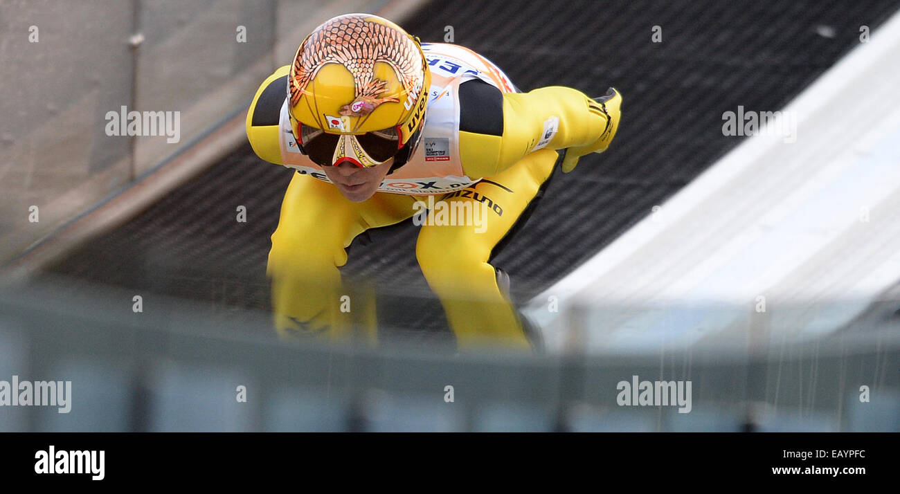 Kligenthal, Deutschland. 22. November 2014. Japanischer Skispringer Noriaki Kasai springen von der Großschanze im Team Skispringen beim Weltcup Skispringen in der Vogtland-Arena in Kligenthal, Deutschland, 22. November 2014. Foto: ARNO BURGI/Dpa/Alamy Live-Nachrichten Stockfoto