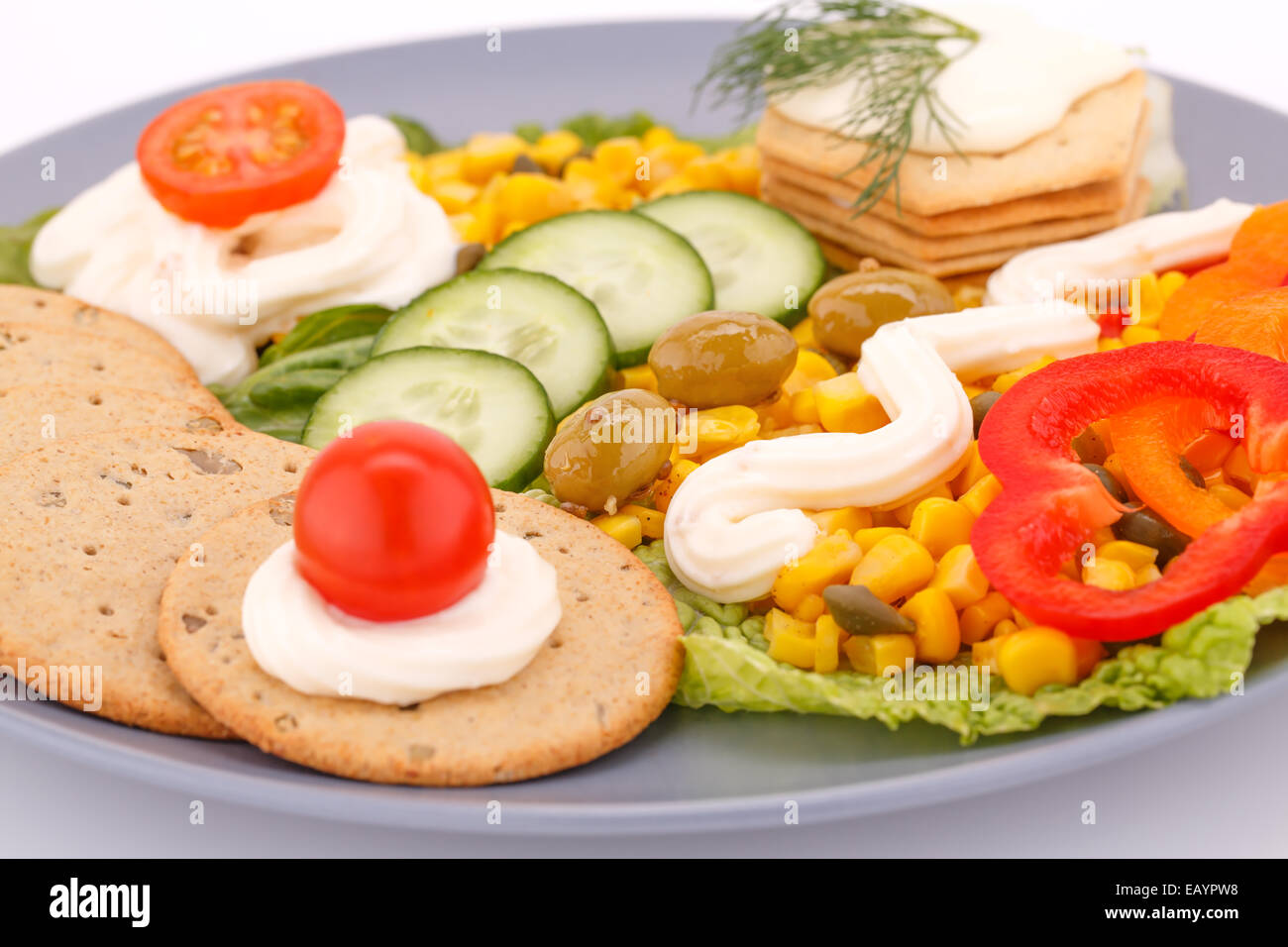 Snacks mit Gemüse, Cracker und Käse Sahne auf Platte. Stockfoto