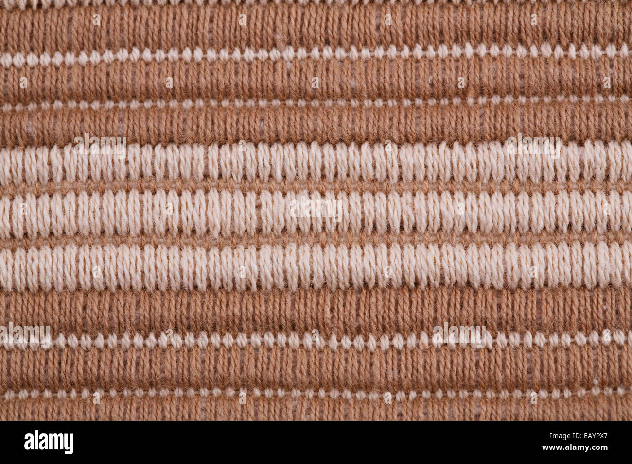 Braune und weiße gestrickte Tuch als Hintergrund. Stockfoto