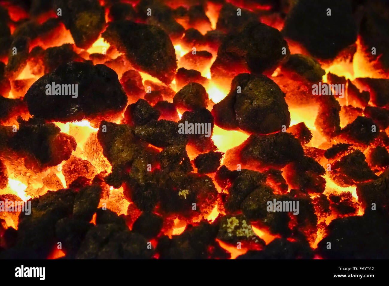 glühende Kohle in eine Feuerschale Stockfoto