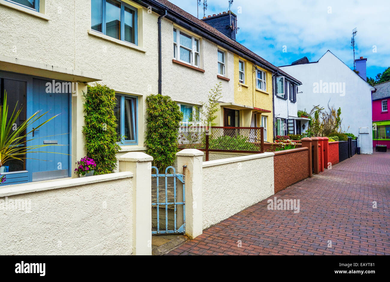 Eine Reihe von Reihenhäusern in Kinsale, Irland. Stockfoto